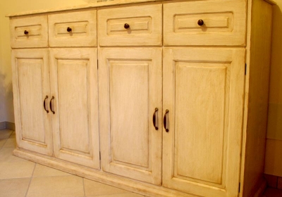 Credenza in stile classico, finitura a mano.