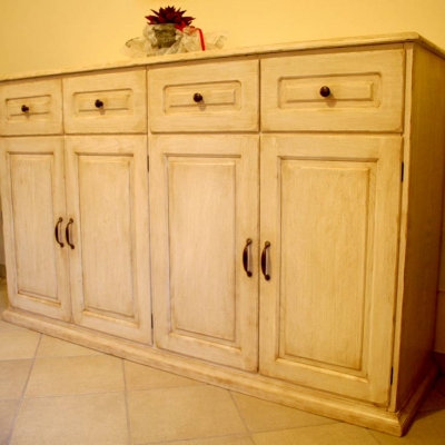 Credenza in stile classico, finitura a mano.